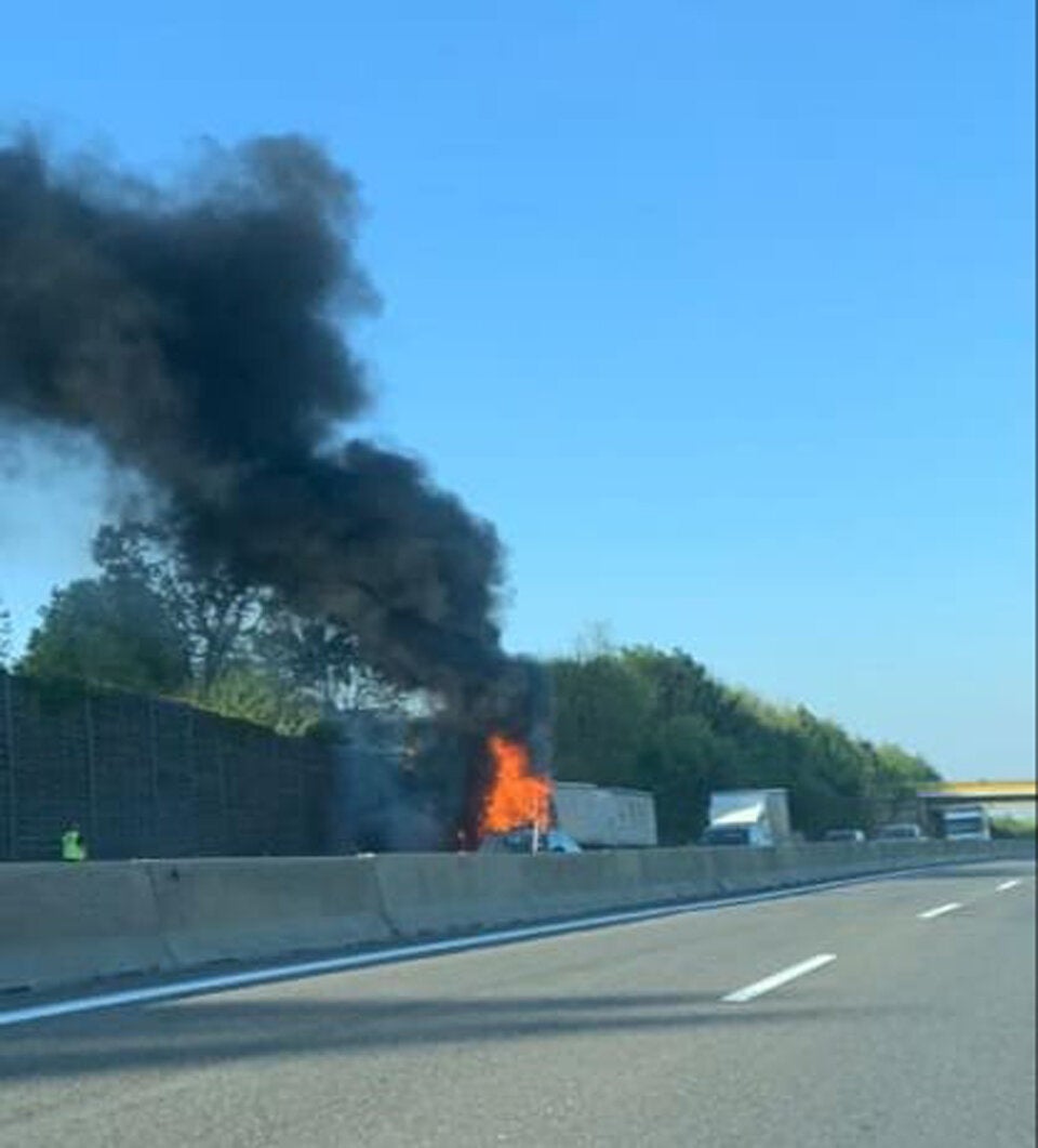 Spektakulärer Lkw-Brand auf der Autobahn A21