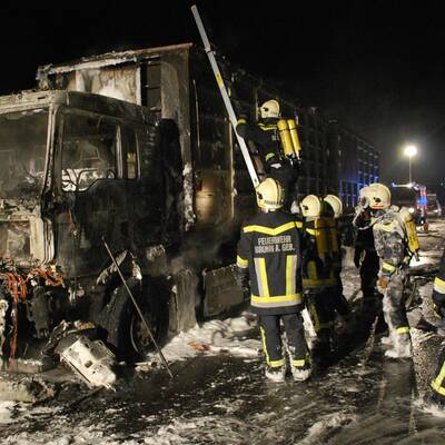 Lkw völlig abgebrannt