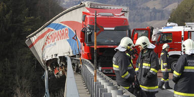 Kärnten: Lkw fast von Brücke gestürzt