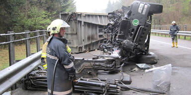 Führerhaus von LKW auf A10 heruntergerissen