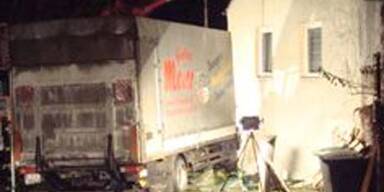 Lkw kracht in Hauswand