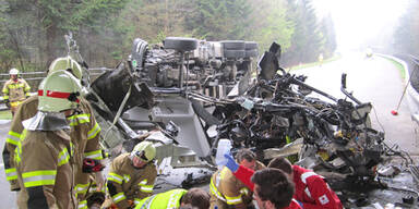 Führerhaus von LKW auf A10 heruntergerissen
