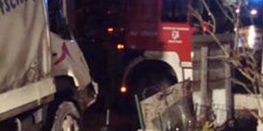 Lkw kracht in Hauswand