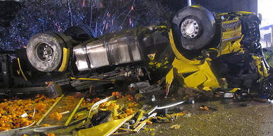 Lkw stürzt auf Autobahn - Lenker tot