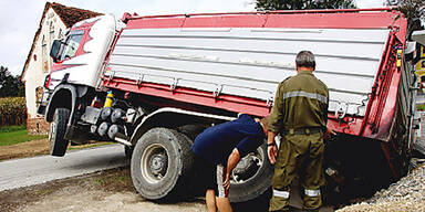Schotterlaster st&uuml;rzt in Jauchegrube