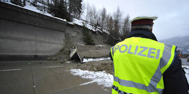 Stützmauer erschlägt  Lkw-Fahrer