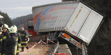 Kärnten: Lkw fast von Brücke gestürzt