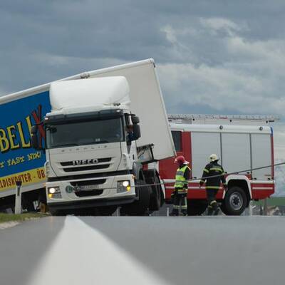 Planenanhänger wurde auf der B17 in Traiskirchen-Möllersdorf auf die Badener Bahn geschleudert