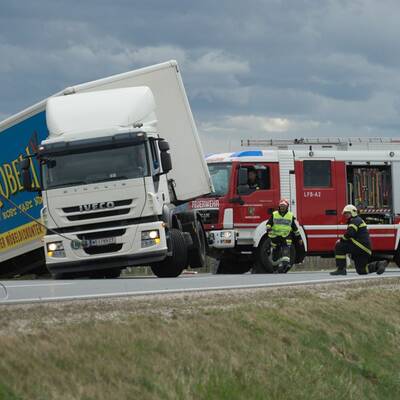 Planenanhänger wurde auf der B17 in Traiskirchen-Möllersdorf auf die Badener Bahn geschleudert