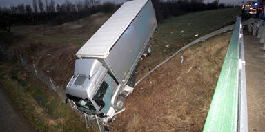 A1 LKW Leitschiene durchbrochen