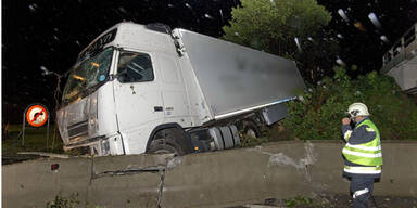 A21: Spektakulärer LKW-Crash in Alland