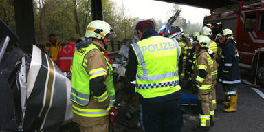 Führerhaus von LKW auf A10 heruntergerissen