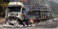 Lkw fängt Feuer: Waldbrand-Alarm