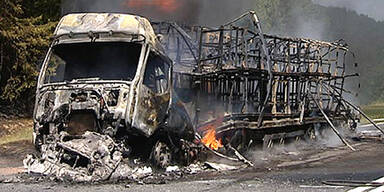 Lkw fängt Feuer: Waldbrand-Alarm