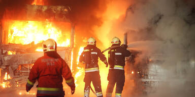 Zwei Lkw gerieten in Vollbrand