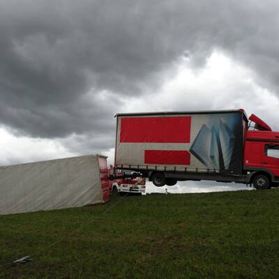 Planenanhänger wurde auf der B17 in Traiskirchen-Möllersdorf auf die Badener Bahn geschleudert