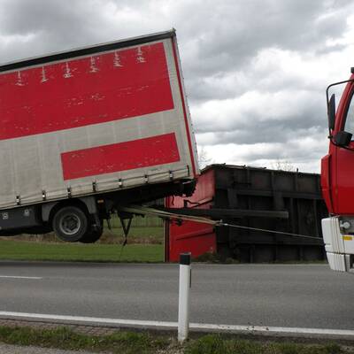 Planenanhänger wurde auf der B17 in Traiskirchen-Möllersdorf auf die Badener Bahn geschleudert