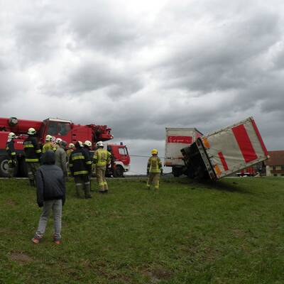 Planenanhänger wurde auf der B17 in Traiskirchen-Möllersdorf auf die Badener Bahn geschleudert