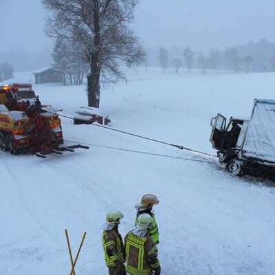Lkw krachte mit Pkw zusammen