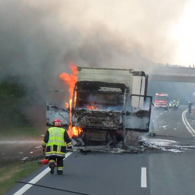 LKW mit Wahlwerbung in Vollbrand