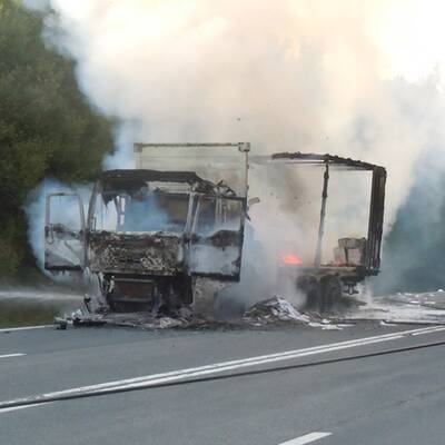 LKW mit Wahlwerbung in Vollbrand