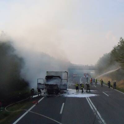 LKW mit Wahlwerbung in Vollbrand