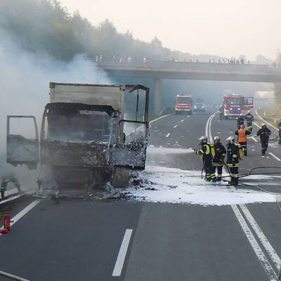 LKW mit Wahlwerbung in Vollbrand