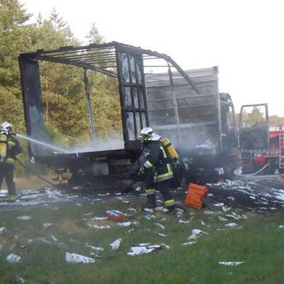 LKW mit Wahlwerbung in Vollbrand