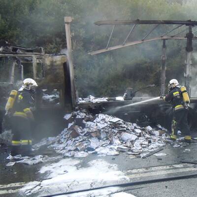 LKW mit Wahlwerbung in Vollbrand