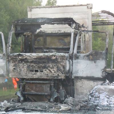 LKW mit Wahlwerbung in Vollbrand