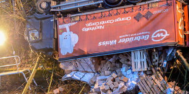 Lkw stürzt von Brücke: Fahrer schwer verletzt