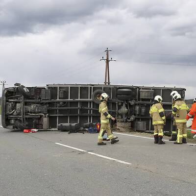 Planenanhänger wurde auf der B17 in Traiskirchen-Möllersdorf auf die Badener Bahn geschleudert