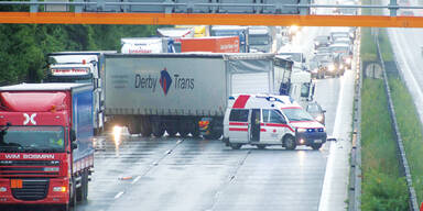 Regen ohne Ende: Stau-Hölle durch Lkw-Horror