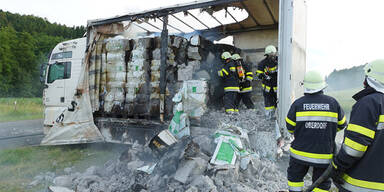 Lkw ging w&auml;hrend Fahrt in Flammen auf