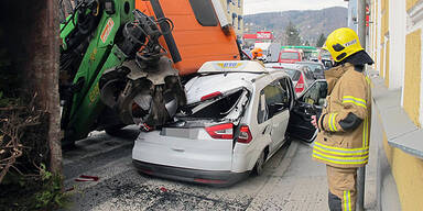 Container-Lkw kippt auf Taxi
