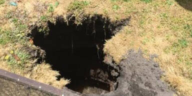 Loch verschluckt Frau im eigenen Garten