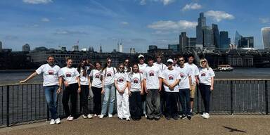 HTL Sch&uuml;ler staunten &uuml;ber Londoner Architektur.