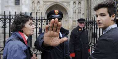 Queen-Porträt mit Farbe beschmiert