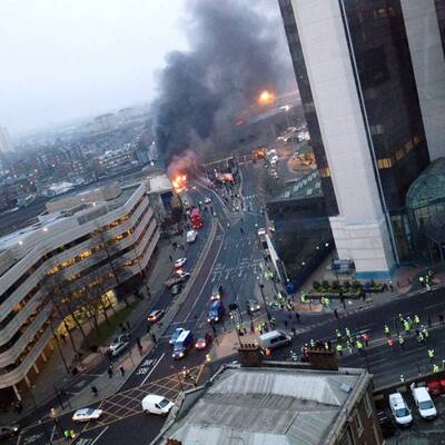 Hubschrauber stürzt in Londoner City