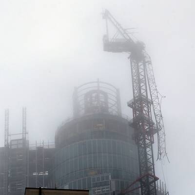 Hubschrauber stürzt in Londoner City