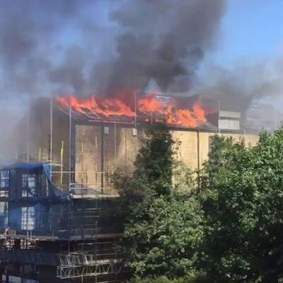 Wohnhaus in London steht in Flammen