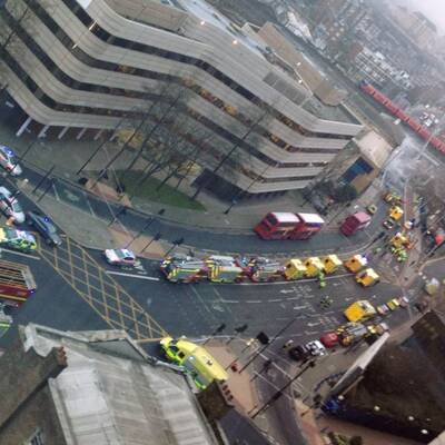 Hubschrauber stürzt in Londoner City