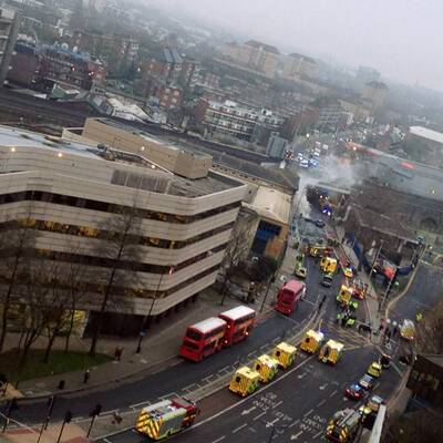 Hubschrauber stürzt in Londoner City