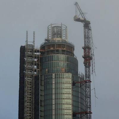 Hubschrauber stürzt in Londoner City