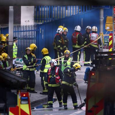 Hubschrauber stürzt in Londoner City