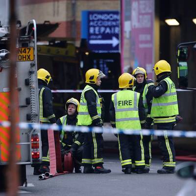 Hubschrauber stürzt in Londoner City