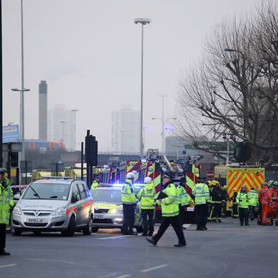 Hubschrauber stürzt in Londoner City