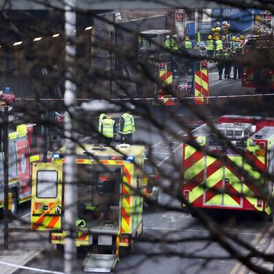 Hubschrauber stürzt in Londoner City