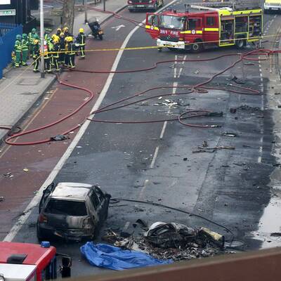 Hubschrauber stürzt in Londoner City