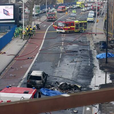 Hubschrauber stürzt in Londoner City